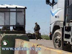 سائقي شاحنات نقل البضائع يلتزمون بالإضراب على معبر الطيبة جنوب طولكرم