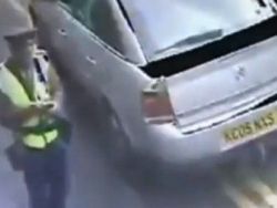 شاهد الفيديو : : شاب يركل شرطي مرور على وجهه بعنف بأسلوب الكراتيه