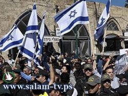 متظاهرون إسرائيليون غاضبون يحتلون مبنى في تل أبيب