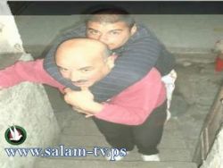 أب يحمل أبناءه الثلاثة على ظهره منذ14سنة بسبب مرض نادر