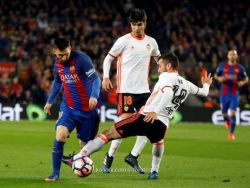 برشلونة يعبر فالنسيا ويستمر في ملاحقة ريال مدريد