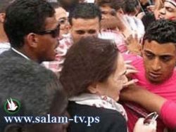 شاهدوا الفيديو :: نشطاء يعتذرون للفنانة شريهان عن واقعة "التحرش"