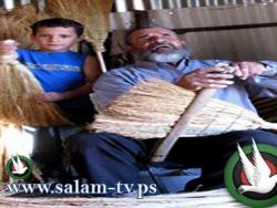 كفيف فلسطيني يبهر الجميع باعتماده على نفسه بحفر الابار