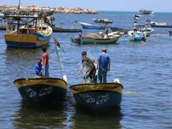 الزوارق الحربية الإسرائيلية تستهدف مراكب الصيادين في عرض بحر غزة