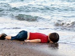 كندا تقرر توطين اسرة الطفل السوري الغريق آلان كردي