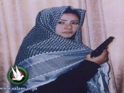 والدة الاستشهادية آيات: قبلت ابنتي وانتظر عودتها لمعانقتها