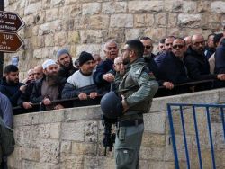 الاحتلال يمنع آلاف المصلين من الوصول للمسجد الأقصى