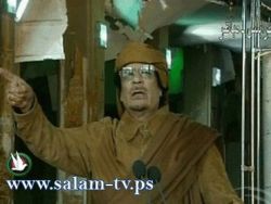 القذافي يظهر للمرة الثالثة امام حشد من انصاره ويدعوهم للرقص والغناء