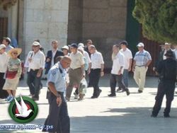 الاحتلال يحاصر القدس القديمة ومتطرفون يقتحمون ساحات الاقصى