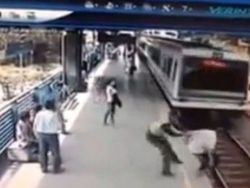 انقاذ شخص حاول الانتحار في محطة قطار بكولومبيا - شاهد الفيديو