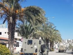 قوات الاحتلال تداهم عشرات المنازل والمنشآت في محافظة طولكرم - شاهد الفيديو