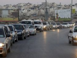 وزير المواصلات: العمل جار لتخفيف أزمة معبر قلنديا