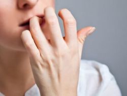8 عادات نعتقد أنها غير مؤذية لكنها بالغة الضرر