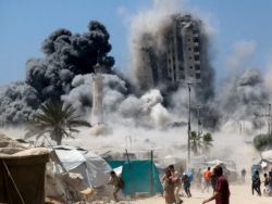 غارات جوية شرق غزة وقصف مدفعي وإطلاق نار وسط وجنوب القطاع