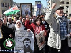 شبان يعتصمون امام الصليب الاحمر في نابلس ويهددون باغلاقة