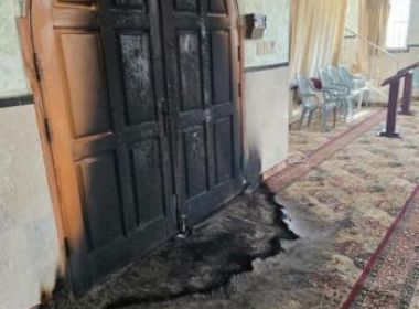 إحراق مسجد في قرية كور جنوب طولكرم وخط شعارات عنصرية على جدرانه