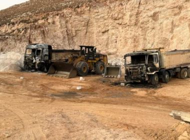 مستوطنون يهاجمون عاملين في مصنع بكفر مالك ويحرقون معدات ثقيلة