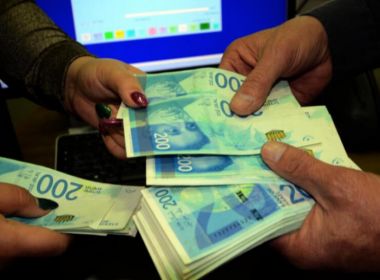 وزير الاقتصاد: تكدّس الشيكل والمقاصة قضية سياسية.. والاحتلال مسؤول عن أزمة الرواتب والسيولة