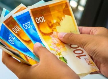 شحّ الرواتب يفجر الإضرابات في ظل أزمة مالية خانقة