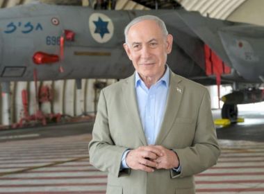 معاريف: نتنياهو قد يشعل فتيل الحرب لتفادي الانتخابات