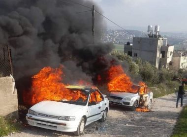 مستعمرون إرهابيون يحرقون 3 مركبات ويهاجمون منازل المواطنين جنوب نابلس