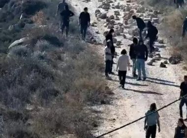 إرهاب المستوطنين يتحول إلى حصار للقرى.. طرد نحو 100 مستوطن من قصرة دون اعتقالات
