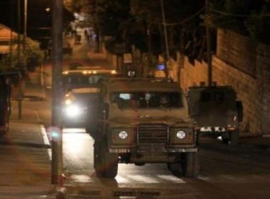 نابلس: الاحتلال يقتحم مخيم العين ويطالب الأهالي بإخلاء منازلهم ويعتقل عدداً من الشبان وسيدة