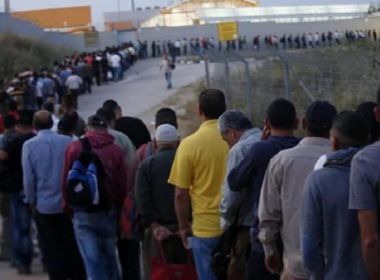 وزير إسرائيلي: استبدلنا العمال الفلسطينيين بعمال لا يطعنوك في ظهرك ولا يسببوا الأضرار